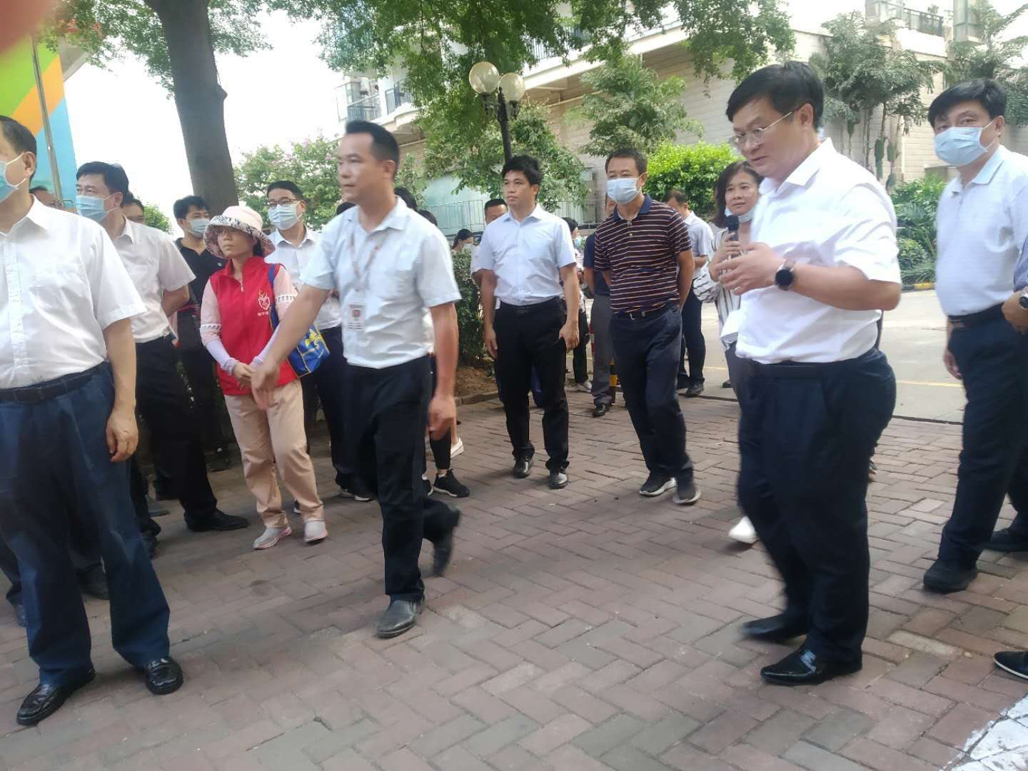 市委领导班子于锦绣江南(北区)进行创城工作走访1.JPG