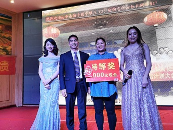 颁发特等奖合影.jpg