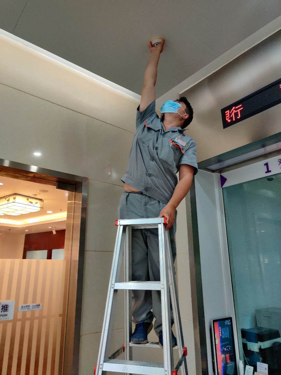 检修大厦消防烟管器.jpg