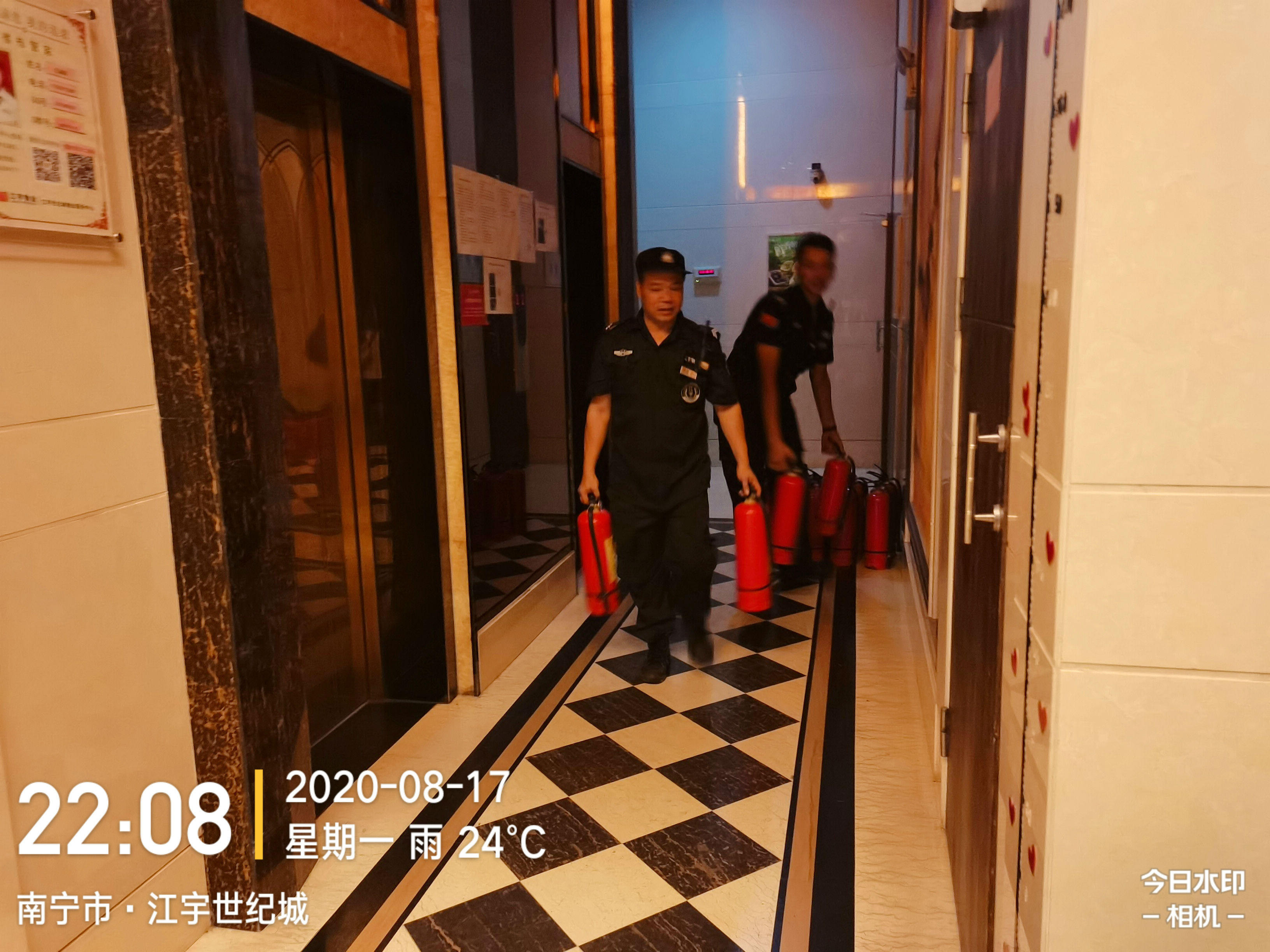 规范投放单元楼灭火器.jpg