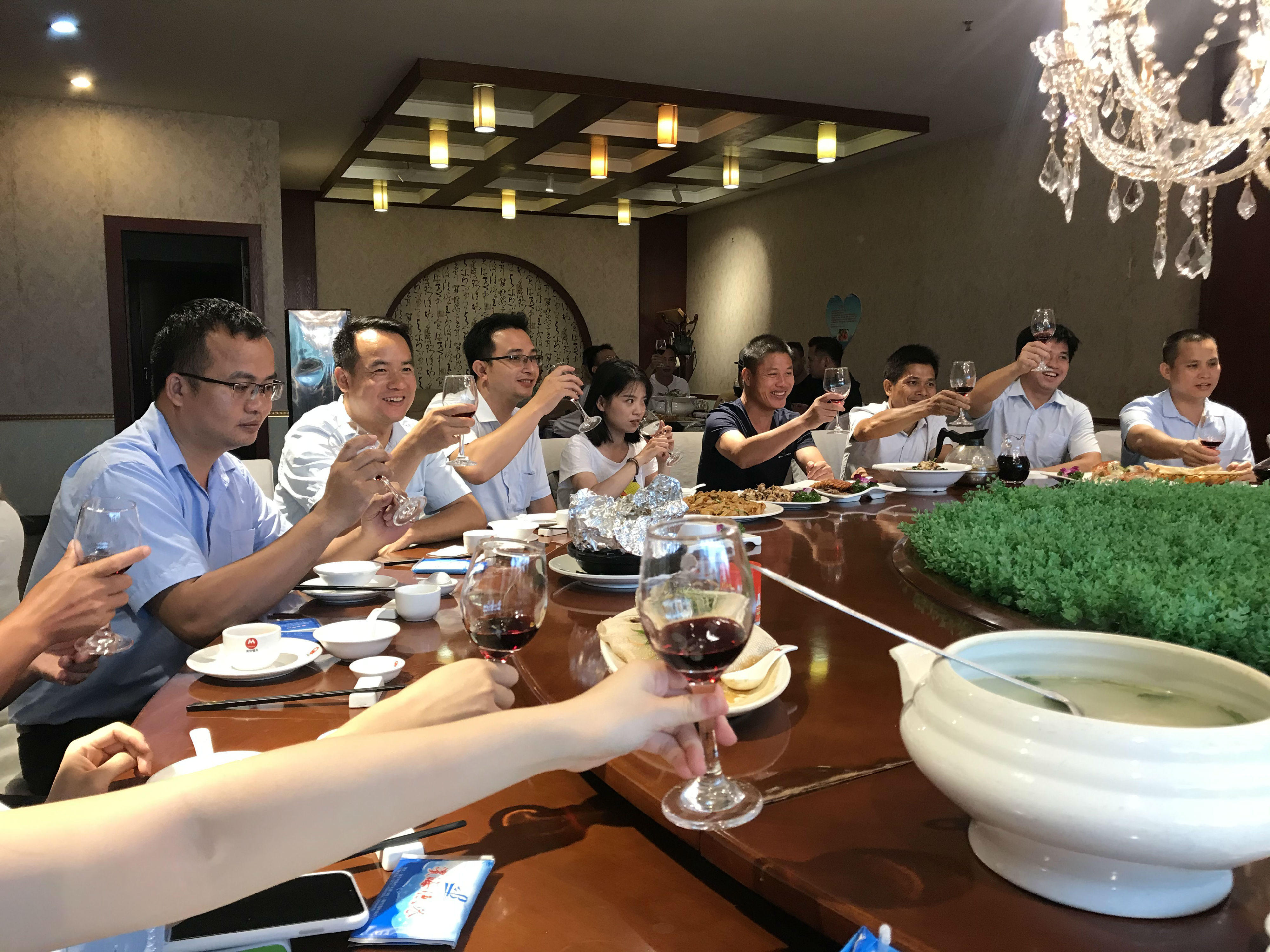 举杯畅谈,同庆八一2.JPG