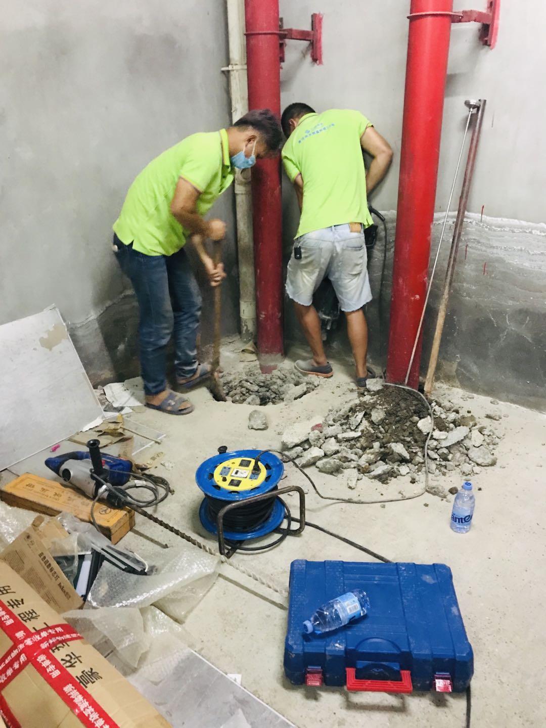 维修渗漏的消防水管.jpg
